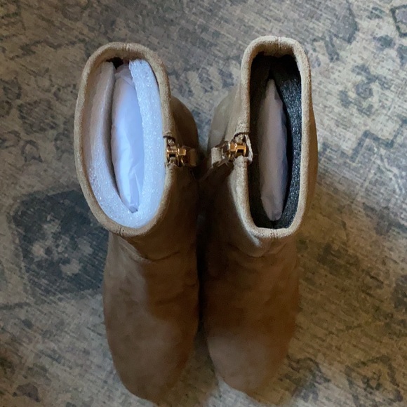 Light brown suede Tory Burch boots with low heel. Never worn dust bag included. - Picture 6 of 6